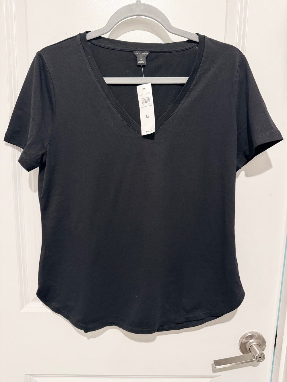 Ann Taylor Black V-Neck Short Sleeve Tee - Classic Fit